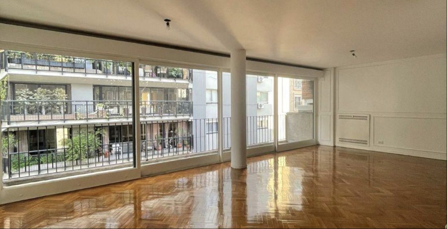 Living luminoso con pisos de parquet en Recoleta