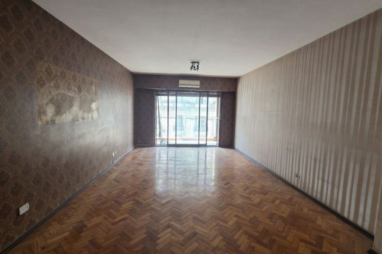 Living comedor con piso de parquet